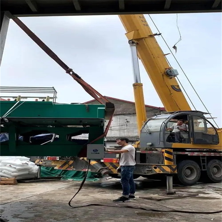 抱由镇建筑工地吊装